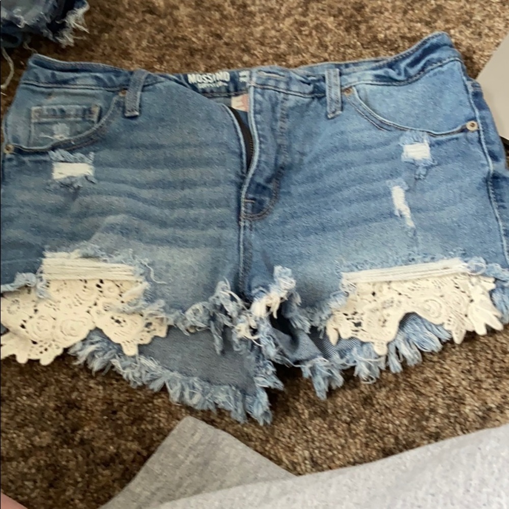 Lace pocket detail shorts